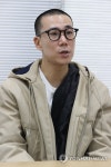 인터뷰하는 김성훈 안무가