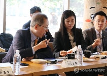 부산어묵 맛보는 조승환 장관