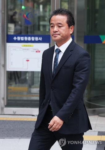 항소심 선고공판 마치고 나오는 임종성 의원