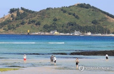 11월인데…제주 바닷가에선 물놀이