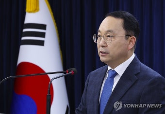 남북 연락채널 복구 관련 입장 발표하는 구병삼 통일부 대변인