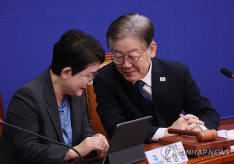 박정현 최고위원과 대화하는 이재명 대표
