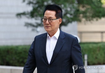 속행 공판 출석하는 박지원 전 국정원장