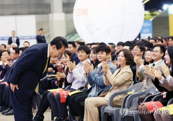 소상공인대회에서 인사하는 윤석열 대통령