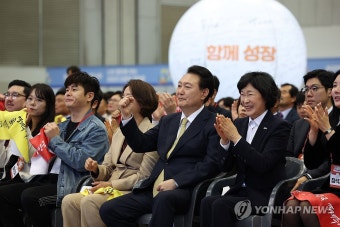 소상공인 격려하는 윤석열 대통령