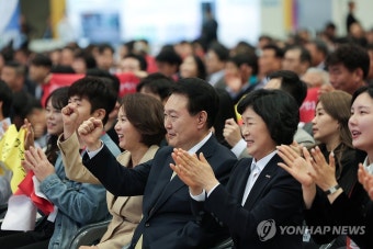 소상공인 격려하는 윤석열 대통령