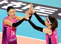 기뻐하는 김연경과 김수지