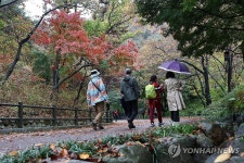 남산공원 둘레길 걷는 시민들