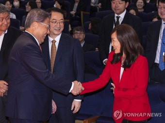 수미 테리 프로듀서와 악수하는 박진 외교부 장관