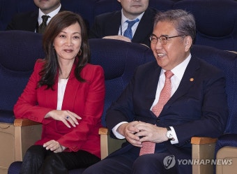 수미 테리 프로듀서와 대화하는 박진 외교부 장관