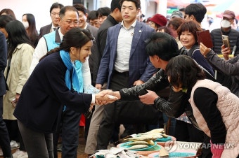 김건희 여사, 순천 아랫장 방문