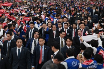바르게살기운동 전국회원대회 입장하는 윤 대통령