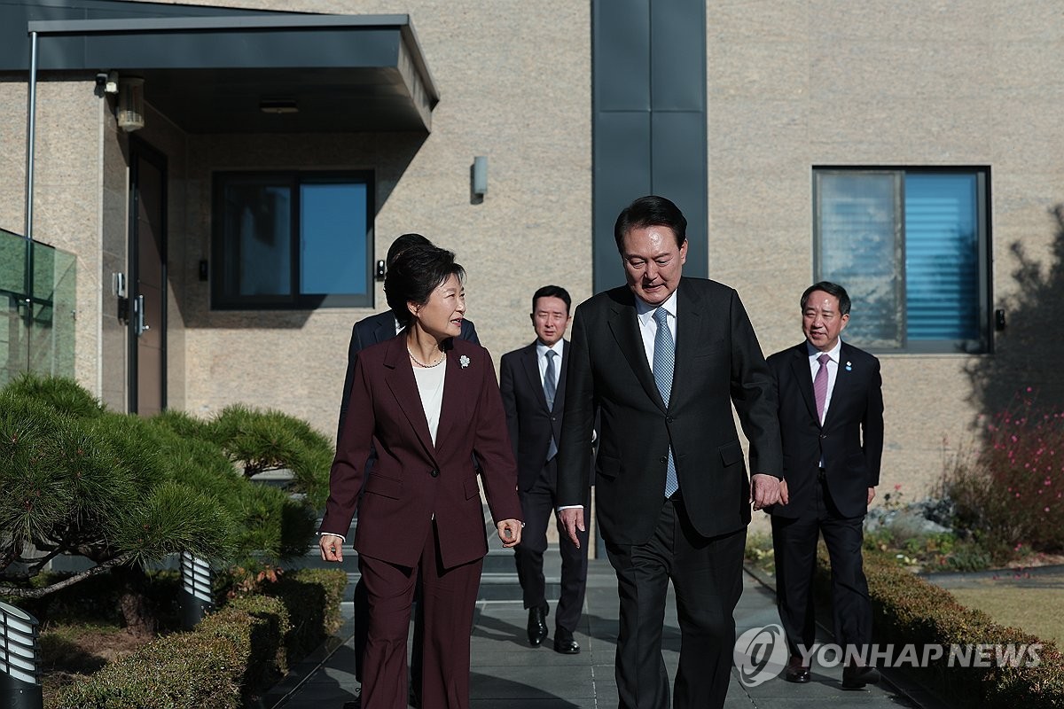 윤석열 전 대통령, 한남동 관저 떠나 서초동 사저 이전 완료! 신호탄을 쏜 새로운 길 모색 가능성 드러나요