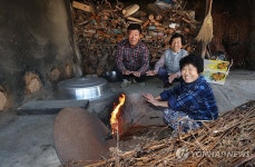 입동…아궁이 불 피우는 마을