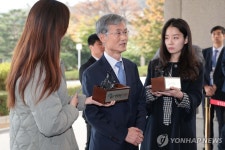 취재진 질문에 답하는 조희대 대법원장 후보자