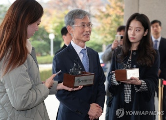 질문에 답하는 조희대 대법원장 후보자