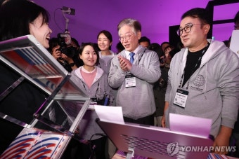 '컴업 2023' 행사장 방문한 민주당 이재명 대표
