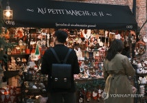 크리스마스 분위기 가득한 상점가