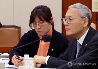 답변하는 유인촌 장관
