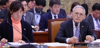 답변하는 유인촌 장관