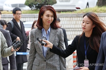 노소영 관장, 미소 보이며 법정으로