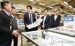 수산물 물가 현장 점검하는 박성훈 차관