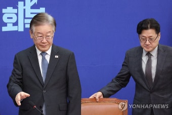 회의 입장하는 민주당 이재명 대표와 홍익표 원내대표