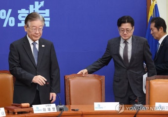 회의 입장하는 민주당 이재명 대표와 홍익표 원내대표