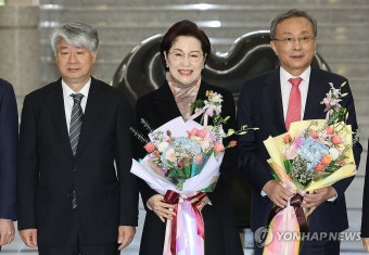 기념사진 찍는 유남석 헌법재판소장과 이종석 후보자