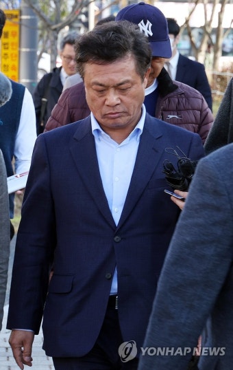 고개 숙인 이학수 정읍시장