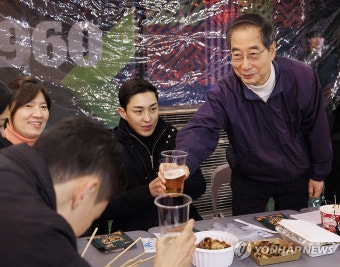 한덕수 총리 청년들과 '건배'