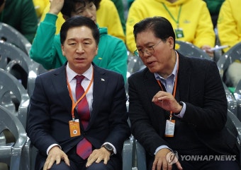 송석준 의원과 대화하는 김기현 국민의힘 대표