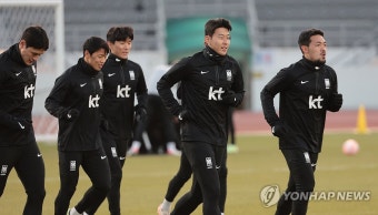 훈련하는 한국 축구대표팀 선수들