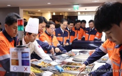 고려아연 구내식당에서 배식받는 한덕수 국무총리