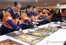 고려아연 구내식당 찾은 한덕수 국무총리