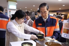 삼성웰스토리(주)고려아연울산1식당 | 고려아연 구내식당에서 배식받는 한덕수 국무총리