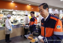 고려아연 구내식당에서 배식받는 한덕수 국무총리