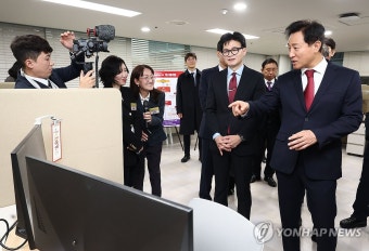 범죄피해자 솔루션 AI 시스템 살피는 한동훈-오세훈