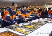 작업복 입은 한덕수 국무총리, 구내식당에서 근로자들과 점심