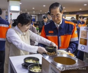 작업복 입은 한덕수 국무총리, 구내식당에서 근로자들과 점심