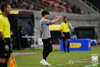 선수 격려하는 변성환 감독