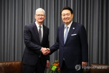 팀 쿡 애플 CEO와 악수하는 윤석열 대통령