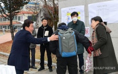 수험생 격려하는 김명기 횡성군수