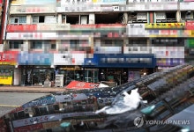 건너편 자동차에까지 튄 폭발 잔해