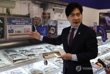 수산물 가격 점검하는 박성훈 해수부 차관