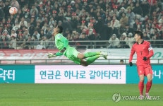 공 막아내는 서니 골키퍼