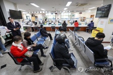 민원 서류발급 서비스 재가동, 주민센터 찾은 시민들