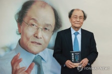 신작 손에 든 조정래 작가