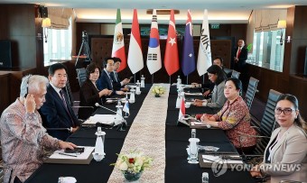 김진표 국회의장, 푸안 마하라니 하원의장과 회담