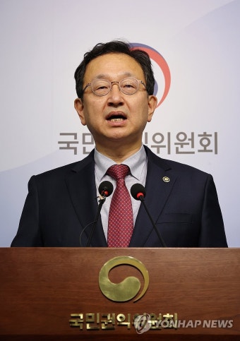 청탁금지법 위반 관련 브리핑하는 정승윤 권익위 부위원장